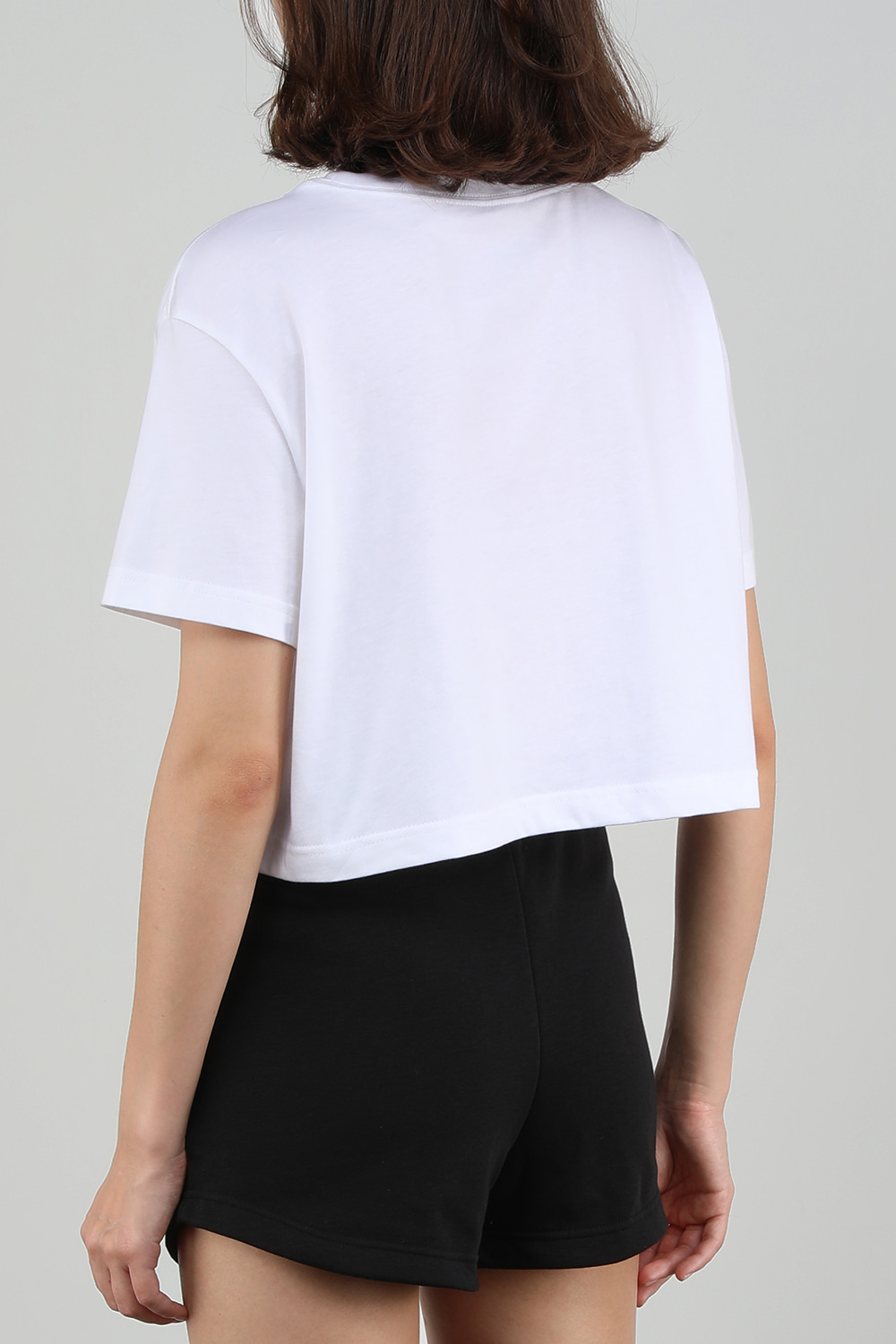 חולצת קרופ לבנה עם לוגו